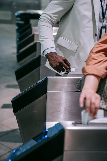 Passage d'un ticket dans un tourniquet du métro milanais